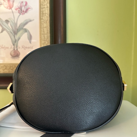 ⭐️ MICHAEL KORS ⭐️ BROKE MEDIUM PEBBLED LEATHER BUCKET BLACK WITH GOLD ⭐️ - Picture 10 of 11